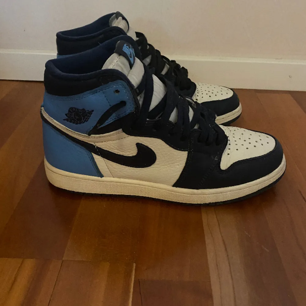 Jordan 1 obsidian high i storlek 39. Bra skick och original snören på. Ny pris på merch sweden ligger på 6 899 kr. . Skor.