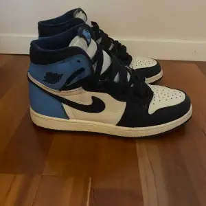 Jordan 1 obsidian high i storlek 39. Bra skick och original snören på. Ny pris på merch sweden ligger på 6 899 kr. 