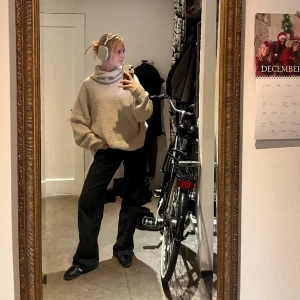 Stickad tröja från HM - Stickad tröja i bra skick från hm! Älskar verkligen denna tröja men nu är det dags att säga hejdå! Storlek xl men passar mig (sl xs/s vanligtvis) som en vanlig oversized tröja! 