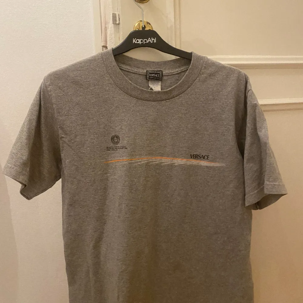 Oanvänd versace tshirt, till män men kan användas som unisex. T-shirts.