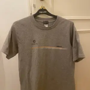 Oanvänd versace tshirt, till män men kan användas som unisex