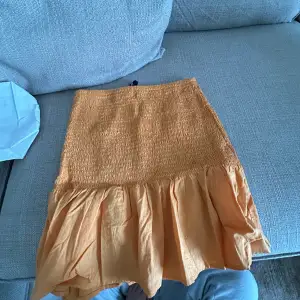 Väldigt söt orange kjol. Den är andvänd 3 gånger. Köp via ”köp nu” 