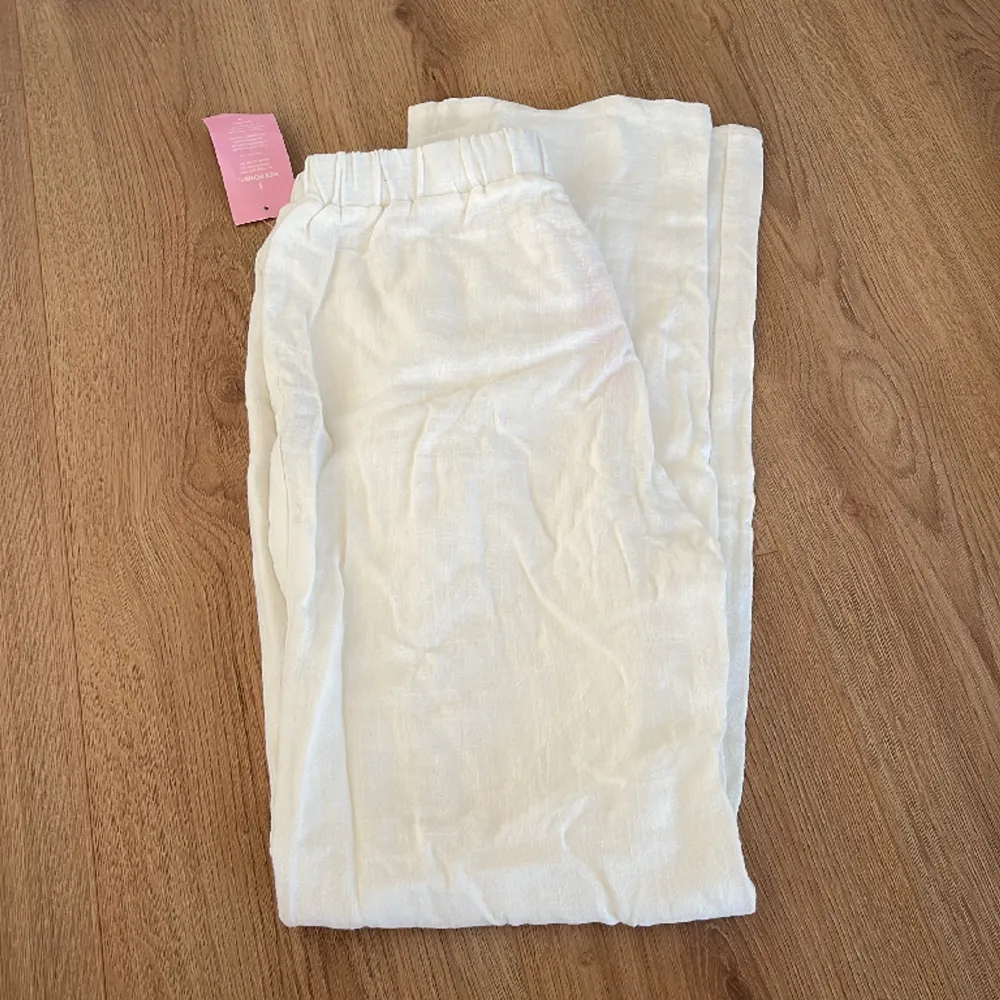 Vita linnebyxor från en av bianca ingrossor kollektioner tillsammans med nelly, säljer då de tyvärr är för små för mig :) helt nya  . Jeans & Byxor.
