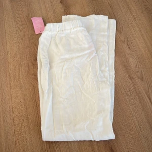 Linnebyxor - Vita linnebyxor från en av bianca ingrossor kollektioner tillsammans med nelly, säljer då de tyvärr är för små för mig :) helt nya  