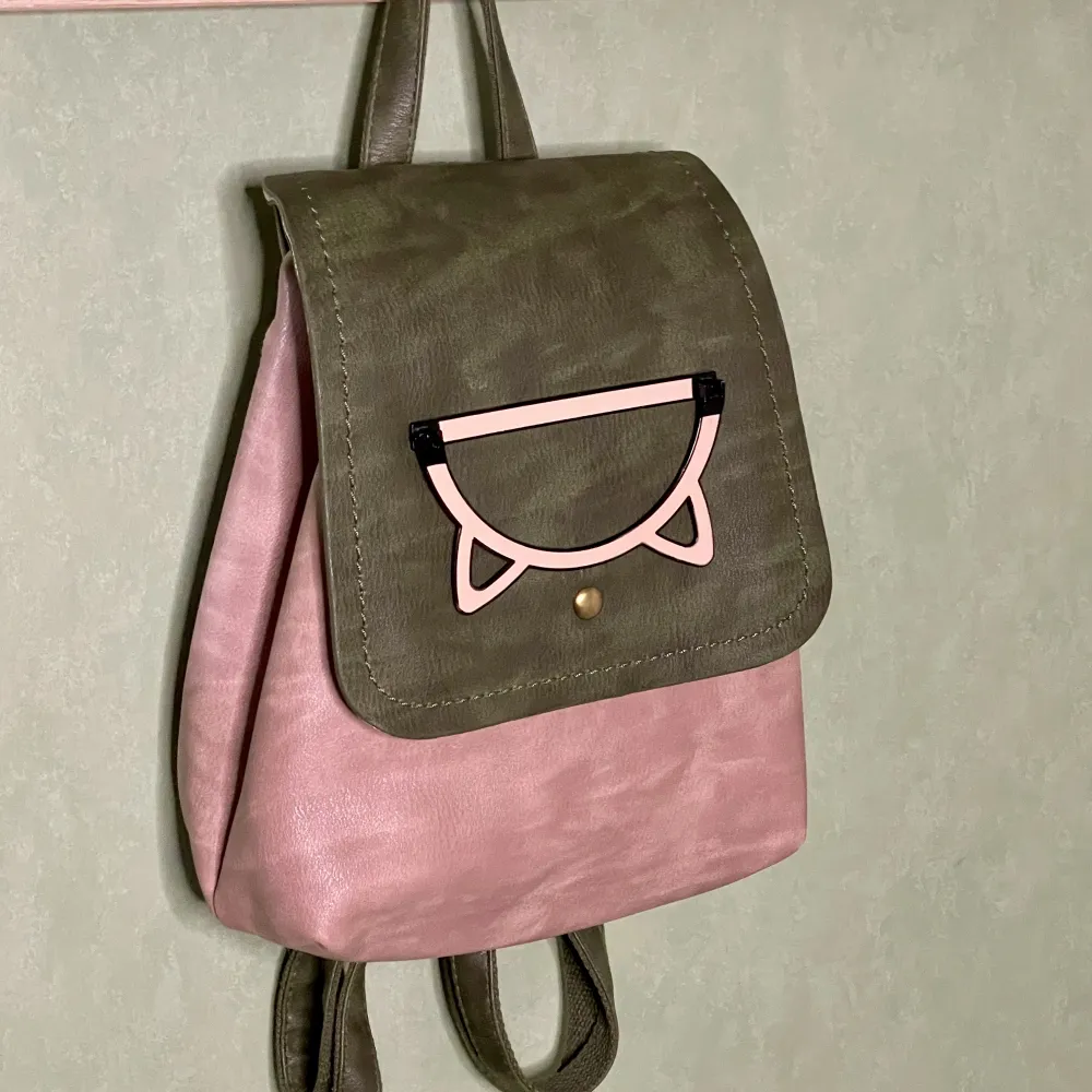 En jättesöt och gullig rosa ryggsäck med kattöron!🧚🏻Använd några gånger🌱 . Väskor.