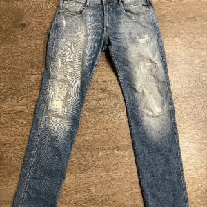 Replay Anbass - Säljer dessa Replay jeans i size 30!  Bra skick ingen missfärgning eller fläckar. Riktigt snygga sitter som slim och slitage på låren.    