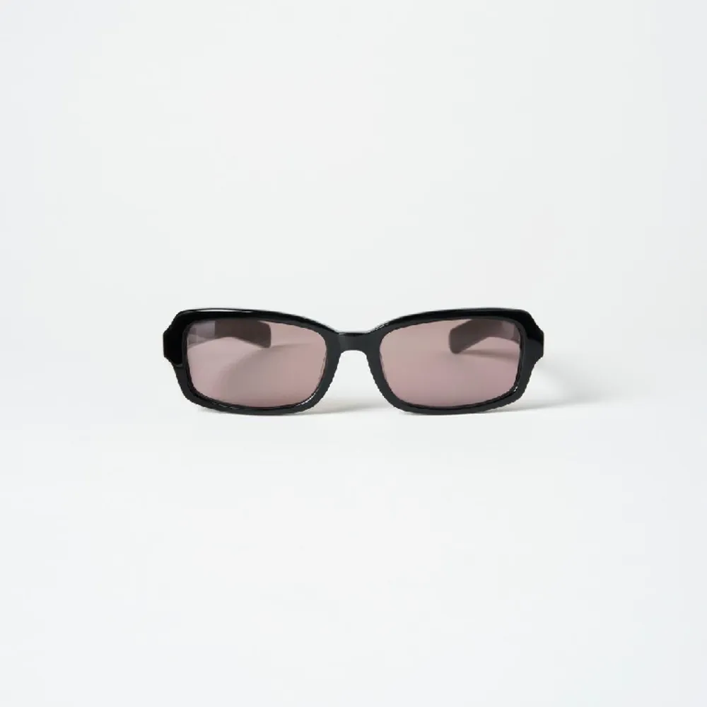 CHIMI och ettresex solglasögon limited collab i svart med röda linser. Aldrig använda, Har bara legat i mitt rum i sitt case Kommer med en dust bag, en 