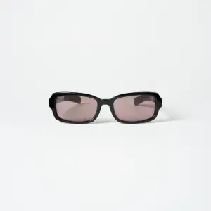 CHIMI och ettresex solglasögon limited collab i svart med röda linser. Aldrig använda, Har bara legat i mitt rum i sitt case Kommer med en dust bag, en 