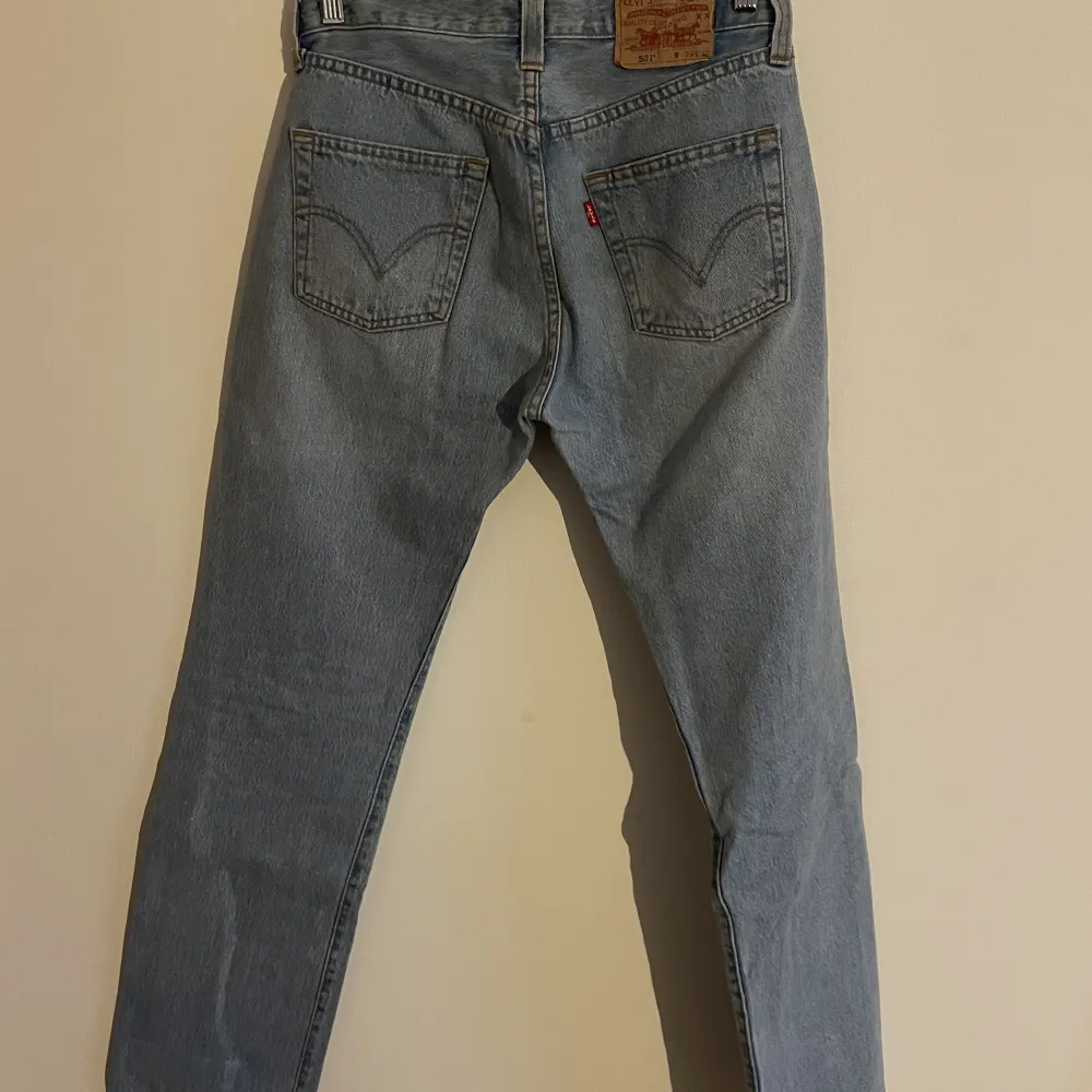 Ljusblåa raka Levis jeans (vintage 501) . Jeans & Byxor.