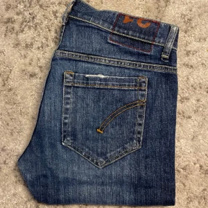 Dondup George Jeans - Tjena! Säljer nu ett par sjukt feta Dondup jeans, skick 9/10 sjukt bra🍾 OBS❗️Tyvärr har D:et ramlat av, nypris 3500 kr, mitt pris 799 kr. Kom pm vid frågor eller funderingar🤩