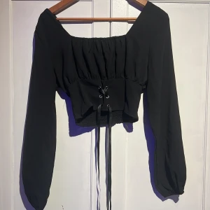 Svart crop top - Svart crop top med band, storlek S, bra skick, köpt från shein