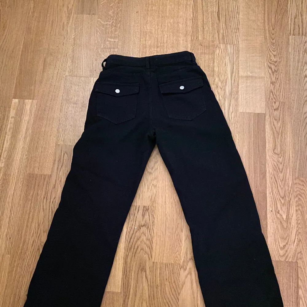 Svarta jeans med fina fickor som aldrig är använda💓. Jeans & Byxor.