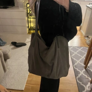 Läderväska  - Jättefin väska från Anna Field, rymmer mycket! 💕