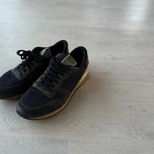 Valentino rockrunners  - Säljer nu minna valentino rockrunners. Dom är i bra men använt skick 7 av 10, skriv om ni har några frågor eller funderingar skriv om ni vill ha fler bilder också 