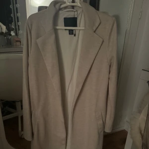 Beige kappa - Säljer denna superfina beiga kappan, 150kr💝💕 vet ej märke, storlek 38!!