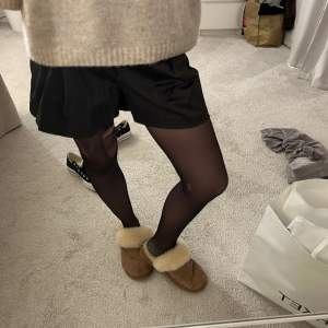 Mörkbruna shorts frpn zara i satin-material🤎🤎