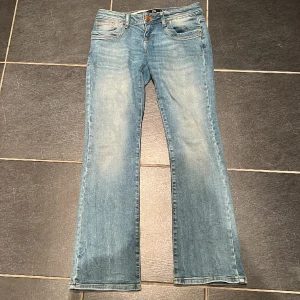 Low waist bootcut jeans Ltb  - Säljer dessa jättefina jeans från ltb! har gjort några små hål på insidan och trett ett skosnöre igenom  jeansen  gjorde de bara för att de var för stora i midjan på mig. Men det är inget som syns när man kollar på Jensen❤️