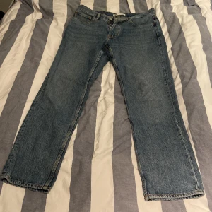 ZARA jeans - Jeansen är inte jätteanvända, skick 9/10 Jeansen är straightleg men lite mer åt baggy hållet skulle jag säga