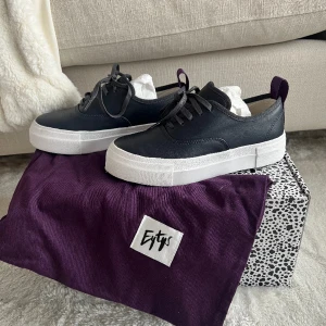 Eytys mother storlek 35 - Svarta eytys mother i storlek 35, normala i storleken, passar lite smalare fot. Endast använda 1 gång, i mycket fint skick. Skokartong, dustbag och extra skosnören medföljer. Köparen står för frakten som tillkommer 