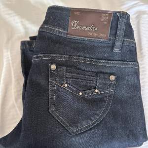 As snygga  lågmidjade jeans i super bra skick😇Lite annorlunda i storleken men passar mig som har 34/36, är 170 och de passar bra i längden oxå🙌🏼 vid fler bilder så hör av er