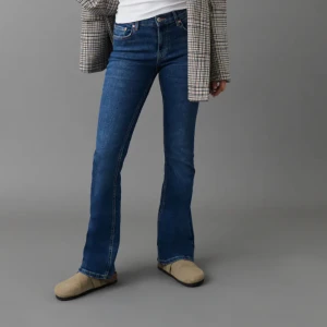 Gina low waist bootcut - Säljer dessa jeans i superbra skick! Köpta för ca 2 månader sen men sparsamt använda då de är något för korta för mig💕nypris 499