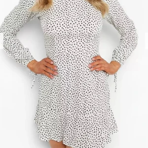 Klänning  - Svart prickig klänning ifrån Bohoo. Aldrig använt utan endast testad, skulle säga att den är liten i storleken.   Nypris 229kr