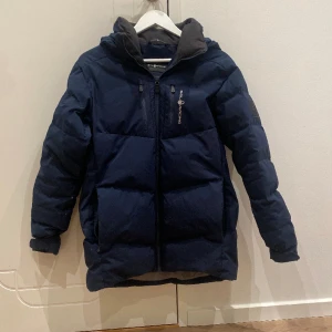 Sail Racing Jacka - Tjena! Säljer Sail Racing patrow Jacka. Nypris 4459, säljer denna för 700kr.