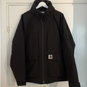 Carhartt jacka  - Varmt fodrad vinterjacka, gore tex, vattentät. Ett flertal dolda fickor samt utfällbar huva. Avslappnad passform, använd ett fåtal gånger.