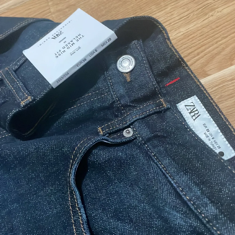 Helt nya och oanvända mörkblåa jeans från Zara.  Anledning - fel storlek.. Jeans & Byxor.