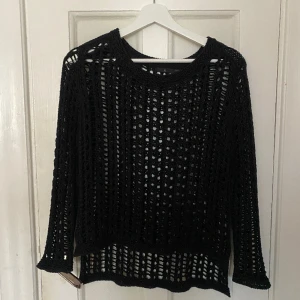 Hålstickad tröja - Jättesöt hålstickad svart tröja från Åhléns. 