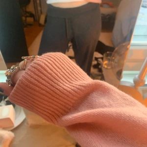 Rosa stickad tröja  - Säljer denna super mysiga och söta stickade tröjan😍Helt ny endast använda 1 gång❤️