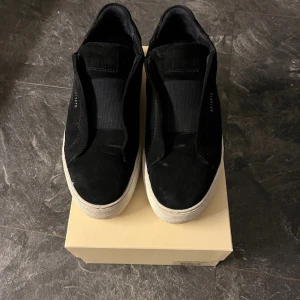 Axel Arigato Clean Lacless - Ett par mörkblåa Arigatos i 9/10 skick. De är lite smått smutsig på sulan men annars felfria. På 3e bilden ser ni att box, dust bag, papper, kvitto och klistermärken finns kvar. På bild ser dem svart ut men dem är mörkblå! 