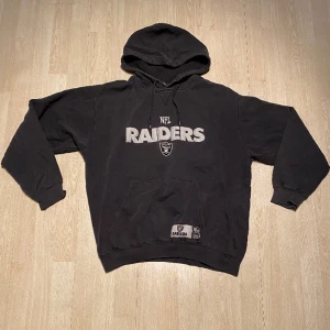 Nfl Raiders Hoodie - Säljer en bekväm och sjukt snygg hoodie i bra skick. Inga hål eller skador, 10/10. Perfekt att ha hemma i sängen eller ute. Fraktas inom 48h📦📩 Kolla gärna in min profil🤩