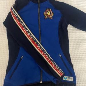 Ridtröja - Superfin blå ridtröja med dragkedja från H&M We Love Horses. Knappt använt så i superfint skick, däremot lite nopprig. Det är strl S. Nypris är 699kr, kom med prisförslag. Kolla gärna in mina andra annonser också.