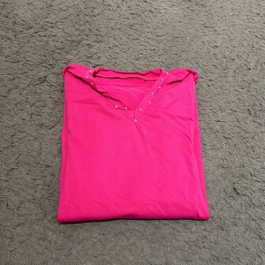 Karisma konståkningströja - Karisma konståkningströja i mycket bra skick, V ringad spets top kallas den hos Karisma. Storleken motsvarar en original XS-S. Nypris ca 1000 kr