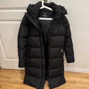 Lång Vinterjacka Unisex - Lång vinterjacka Unisex i princip ny använt 1 vecka i december. Jätte tjock och varm. Storlek Medium men passar även Small.