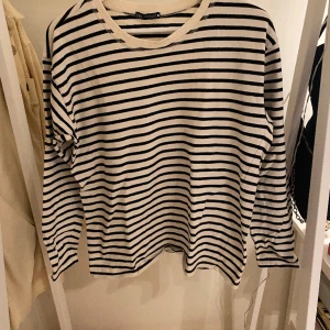 Randig tröja - Randig tröja från ZARA Storlek M Fint skick 