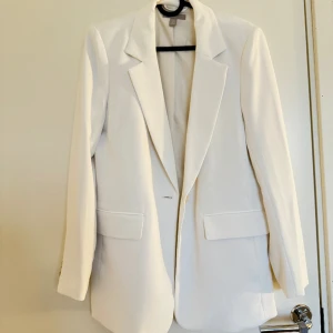 Kavaj från HM - Superfin kavaj från Hm. Användes en gång till min examen.  Som ny i skicket.