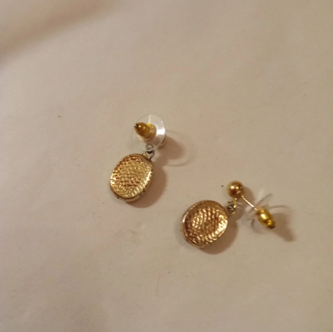 Örhängen med hänge av medaljong gröna stenar guldfärgad . - 91