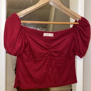 Fin vinröd blus - Vacker vinröd topp som är fin till vardag, events och högtider. Toppen är i storlek S och är bara använd 1 gång. 