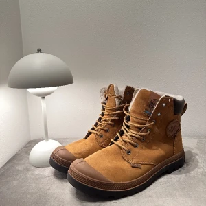 Vinterkängor - Palladium - Nyskick! Har i princip endast stått på skohyllan Perfekta skorna för vintern och skidsemestern❄️⛷️ Säljer då jag har vuxit ur dem 