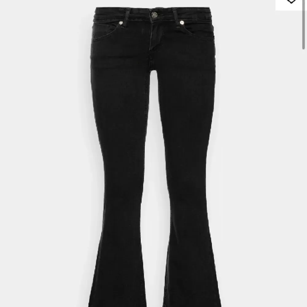 OBS! Söker detta par jätte snygga jeans i storlek xs/xs i midjan och 34 i längden❤️hör av er om ni kan tänka er sälja!!. Jeans & Byxor.
