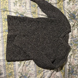 Stickad tröja - Mörkblå stickad tröja!