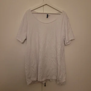 Vit T-shirt - En vit T-shirt i storlek XL. Använd som klänning.