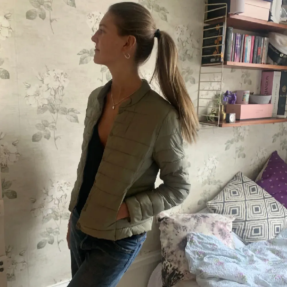 Perfekt jacka från hm storlek s perfekt till vår eller under tjockare vinterjacka. Takit.