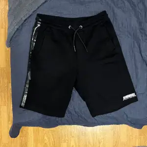 Tjena, säljer ett till par feta shorts. Denna gång dessa Diesel shorts. De är i nyskick och har endast använts några få gånger under sommaren. Jag är 183, ca 66kg som referens och de passar mig perfekt. Kontanta gärna vid fler frågor eller liknande!