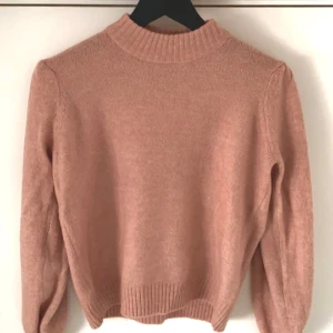 Rosa Stickad Tröja OANVÄND - Säljer denna mjuka, varma, sköna OANVÄNDA stickade tröjan från Minus Scandinavia❄️ Perfekt nu till Vintern! Köp! Otroligt bra kvalitets material och helt oanvänd tröja! Storlek M men passar även folk som bär S!