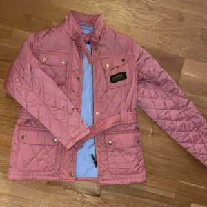 Barbour - Barbour jacka i barnstrl vilket motsvarar en xs/s. Superfint skick använd 2 ggr. 