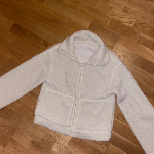 Hm jackor - Två HM jackor i svart och vit, passar strl xs/s . Nyskick 