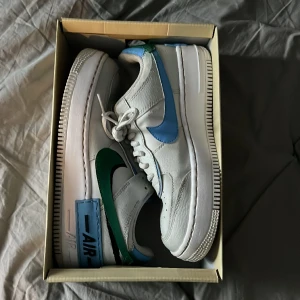 Nike air force 1 - Säljer mina nästan helt oanvända Nike airforce 1 shadows.  Köpta: ca 1400kr